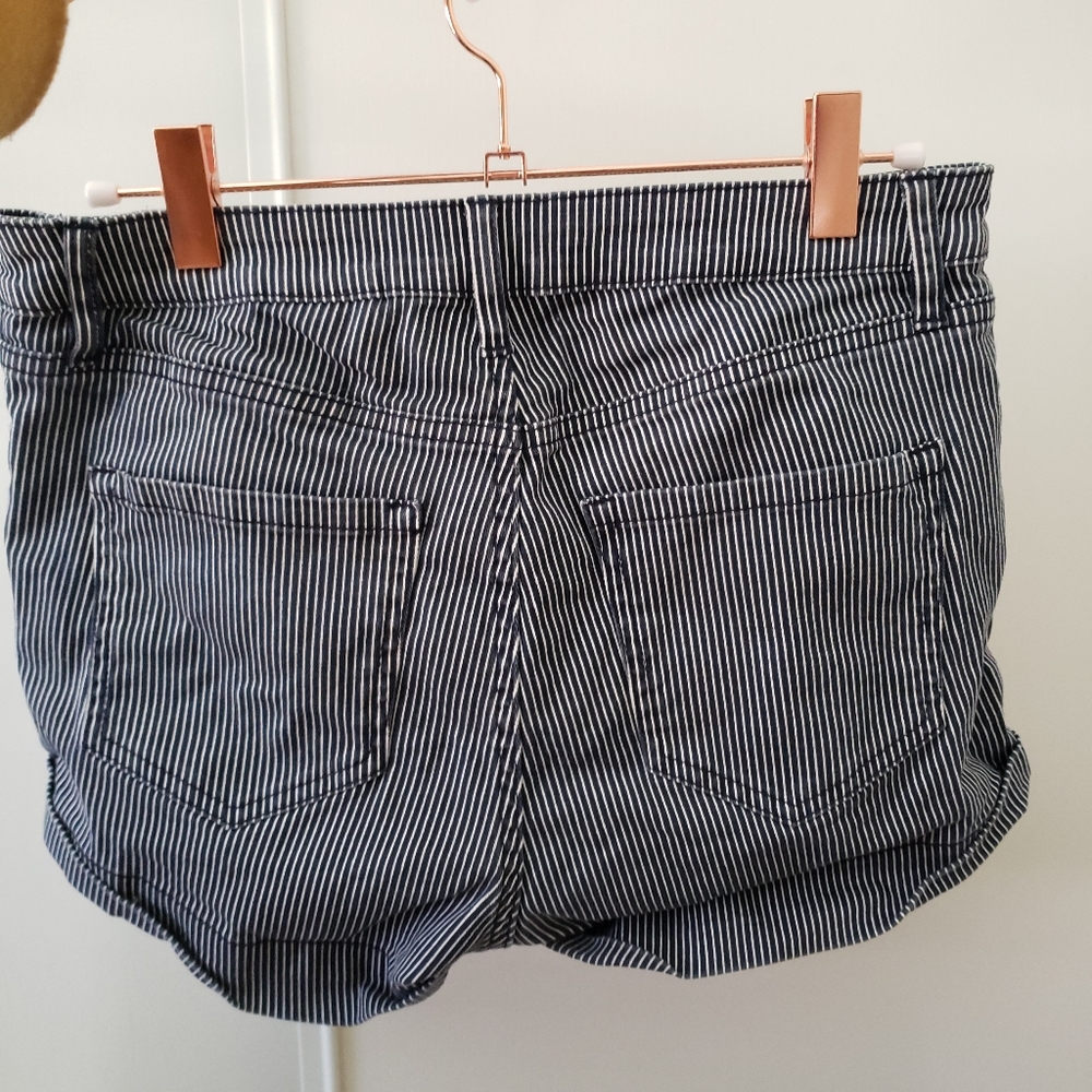 H&M, size 6, Striped, Button Shorts. - Picture 11 of 11
